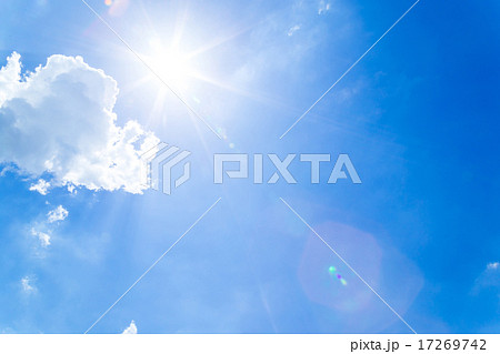 空 光芒 日差し 日光 青い空 南国 コピースペース 背景用素材 テキストスペース の写真素材