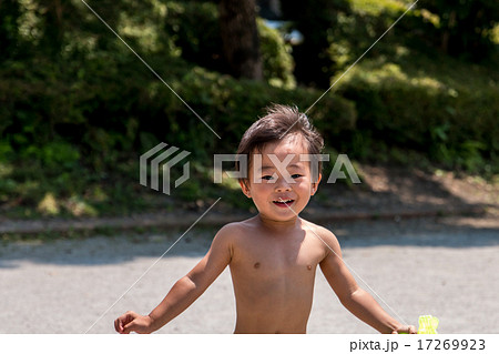 水遊びする男の子 17269923