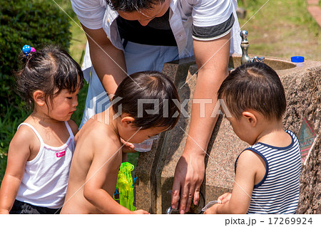 水遊びする子供の写真素材