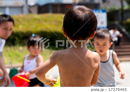 水遊びする子供の写真素材