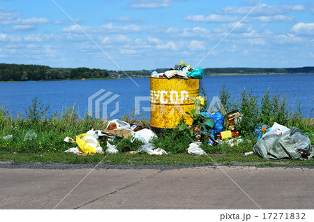 Overflowing barrel with rubbish and waste disposal Overflowing barrel with rubbish and waste disposal 17271832