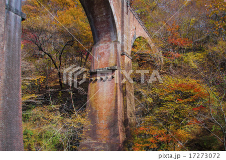 秋の眼鏡橋 17273072