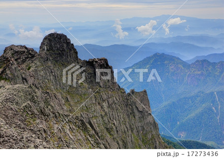 奥穂高岳から見るジャンダルムと白山 17273436
