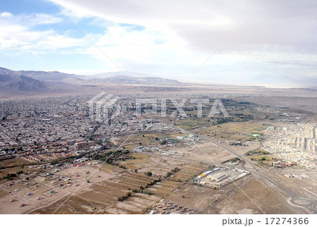 南米チリ北部アンデス山麓の地方都市、カラマ市街地とアンデスを上空から望む 17274366