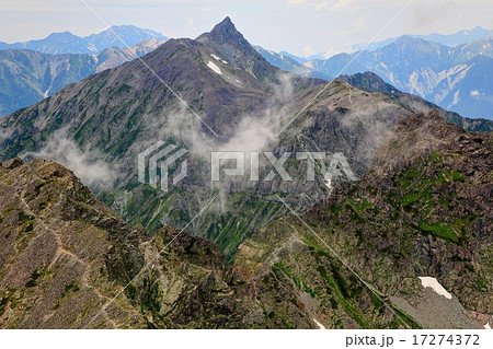 奥穂高岳から見る雲湧く槍ヶ岳 奥穂高岳から見る雲湧く槍ヶ岳 17274372