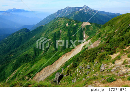 北アルプス・樅沢岳から見る笠ヶ岳への稜線と乗鞍岳遠望 17274672