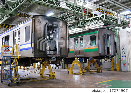 検査のために台車を外された宇都宮線と横須賀線のE231系 検査のために台車を外された宇都宮線と横須賀線のE231系 17274907