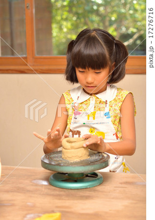 陶芸を楽しむ女の子 17276716