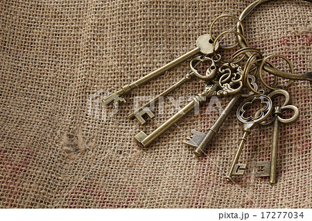 古い鍵/麻布の上のアンティークな鍵の写真素材 [17277034] - PIXTA