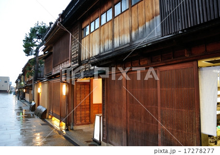 金沢 雨の夕暮れにし茶屋町のファサード 金沢 雨の夕暮れにし茶屋町のファサード 17278277