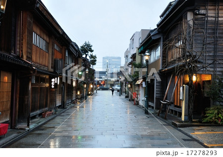 金沢 雨の夕暮れにし茶屋町の町並みの写真素材