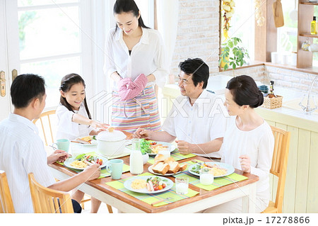 三世代家族 食事 三世代家族 食事 17278866
