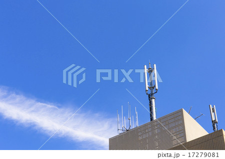 街景 携帯電話移動基地局 電線のある住宅地の空 街景 携帯電話移動基地局 電線のある住宅地の空 17279081