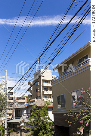 街景　携帯電話移動基地局　電線のある住宅地の空 17279084