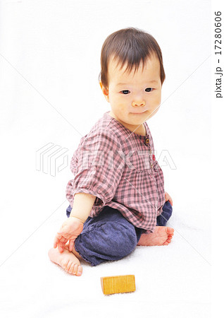 積み木で遊ぶ赤ちゃん 17280606