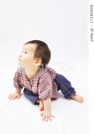 上を見上げる赤ちゃん 17280608