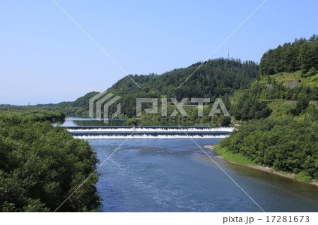 十勝川、千代田堰堤を近くの橋から撮影する（少しだけアップする） 17281673