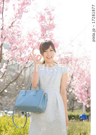 若い女性・桜 17281877
