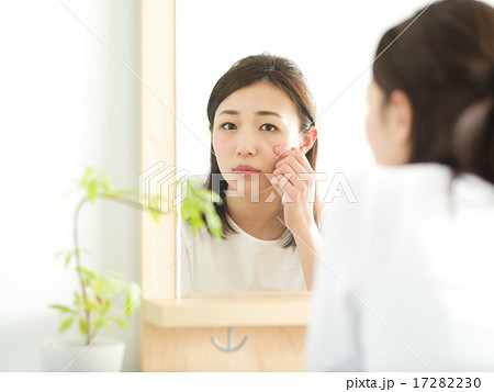 スキンケア・若い女性 スキンケア・若い女性 17282230