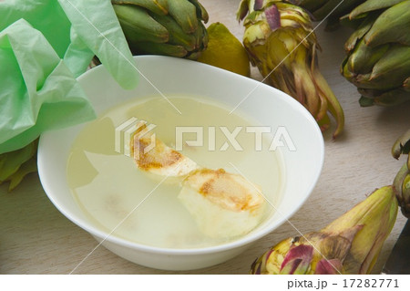 Peeled artichoke Peeled artichoke 17282771