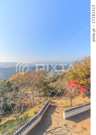 秋の久留里城の復興天守からみた久留里の風景 17283315