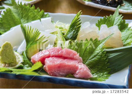 造り三種盛り（イカ、大トロ、ヒラメの昆布締め） 17283542