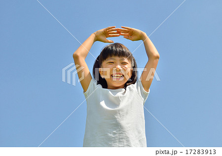 青空でマルのジェスチャーをする女の子 17283913