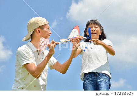 青空に模型飛行機を飛ばす親子(夏) 17283927