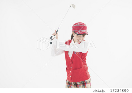 ゴルフをする若い女性 ゴルフをする若い女性 17284390