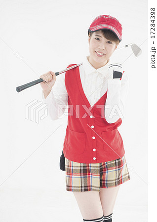 ゴルフをする若い女性 ゴルフをする若い女性 17284398