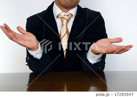 分からないジェスチャーのビジネスマン　Businessman “I don't understand 17285647