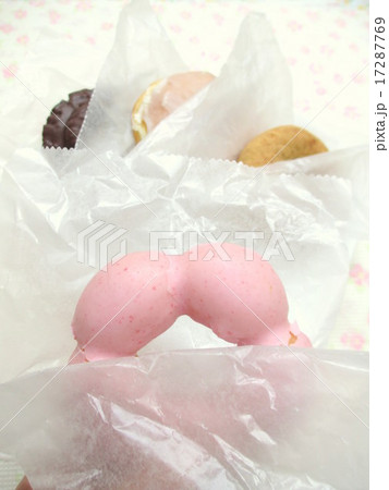 サバーラップに包まれた美味しいドーナツ サバーラップに包まれた美味しいドーナツ 17287769