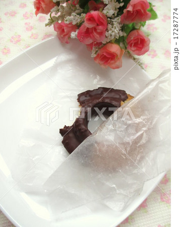 サバーラップに包まれた食べかけのドーナツ 17287774