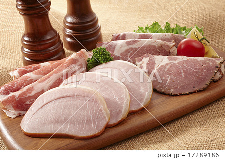 ハム盛り合わせ(ロースハム,生ハム,ペッパーシンケン) 17289186
