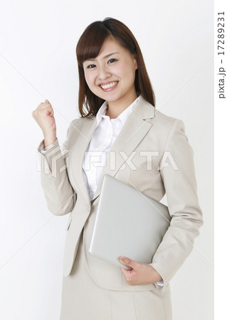 気合いを入れる女性　　 17289231