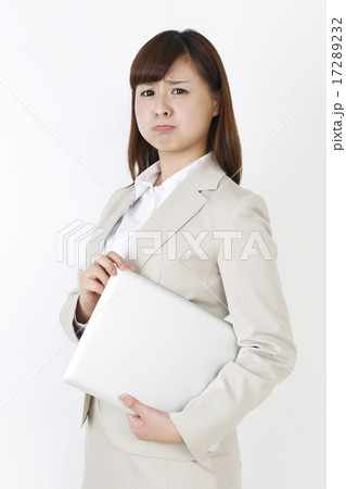不機嫌な女性 17289232