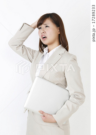 うっかりミスした女性 17289233
