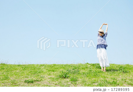 丘に立つ女性 背伸び 丘に立つ女性 背伸び 17289395