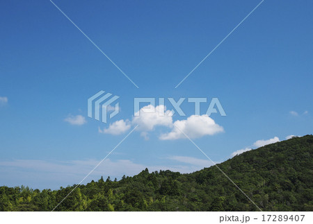 青空に浮かぶ白い雲　イメージ素材　背景素材 17289407
