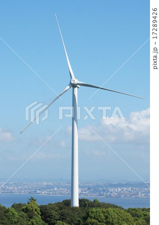 風力発電用の巨大風車：淡路島にて（向こう岸：背景の街並みは西明石あたり） 17289426