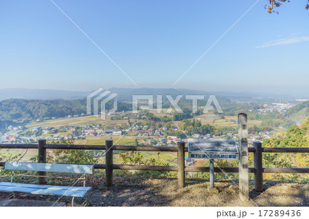 秋の久留里城の薬師曲輪からみた久留里の風景 17289436