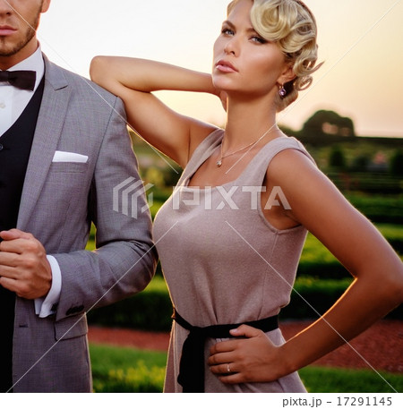 Well-dressed couple in a beautiful park Well-dressed couple in a beautiful park 17291145
