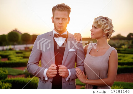 Well-dressed couple in a beautiful park 17291146