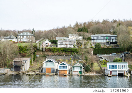 イギリス北部の湖水地方 湖脇の斜面に建つ家の写真素材