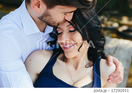 man embracing his girlfriend 17292051