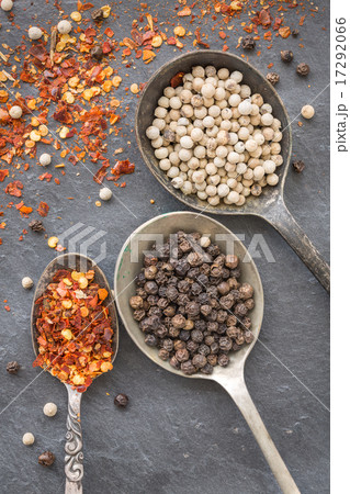 Black and white pepper corn , dried chili flakes Black and white pepper corn , dried chili flakes 17292066