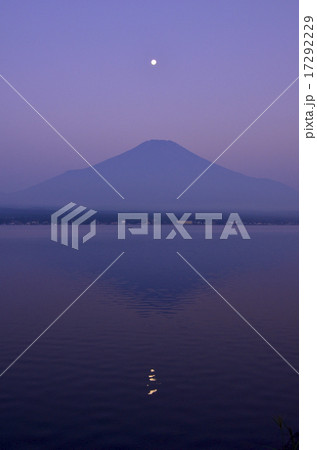富士山と月 17292229