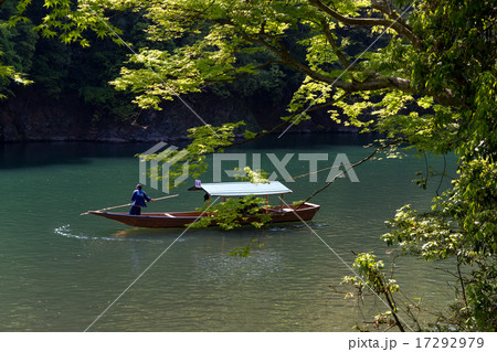 新緑の嵐山と船 17292979