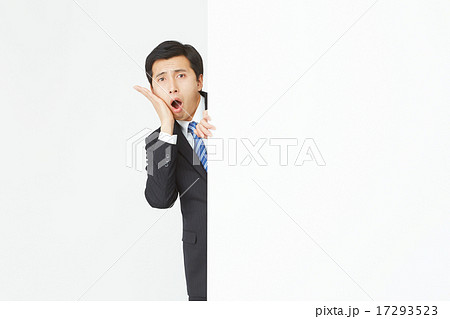メッセージボードとビジネスマン　驚く 17293523