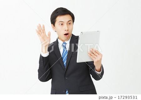 タブレットを持つビジネスマン　驚く 17293531